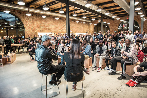 Atmosphere while Angela Yee & RZA discuss Roli Bloc at Apple Store Willaimsburg